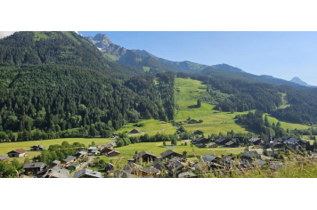 Vue sur le village et les remontées mécaniques Mairie La Chapelle d'Abondance